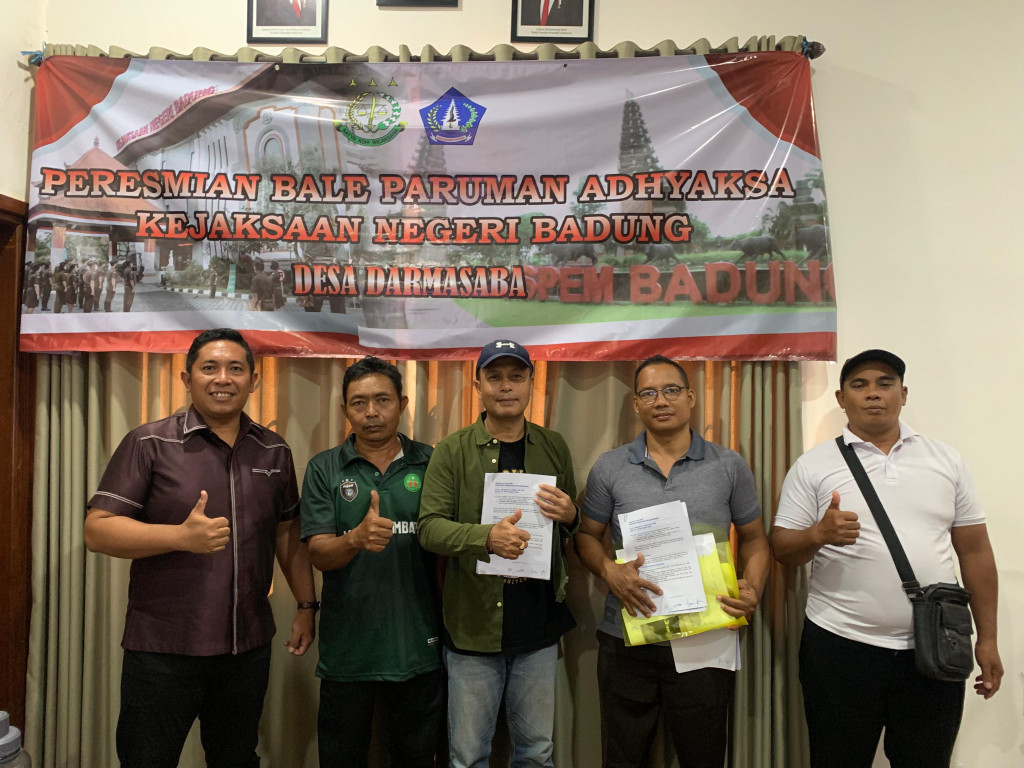 Penandatanganan Surat Perjanjian terkait Pembangunan Villa antara Pak Angger dan Pemborong.